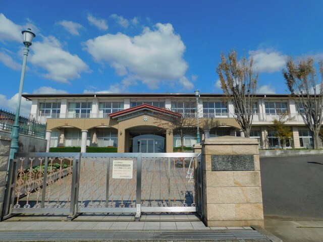 富士市立青葉台小学校(小学校)まで1273m※富士市立青葉台小学校 エレガントライフⅢ