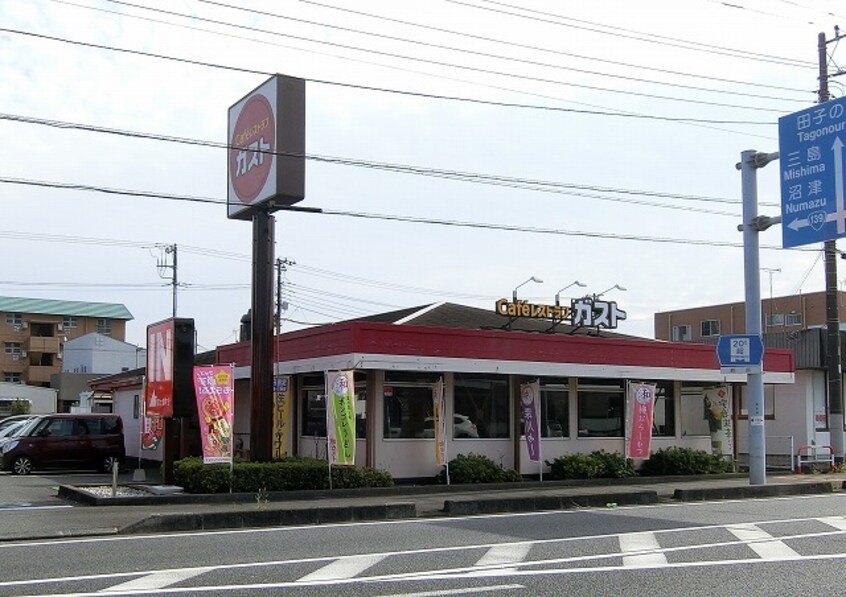 ガスト富士錦町店(その他飲食（ファミレスなど）)まで622m※ガスト富士錦町店 マンションＣｌｏｖｅｒ