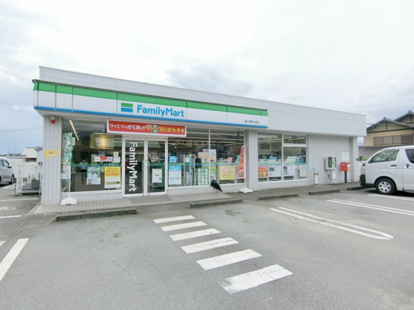 ファミリーマート富士宮東小泉店(コンビニ)まで622m※ファミリーマート富士宮東小泉店 ルルジ