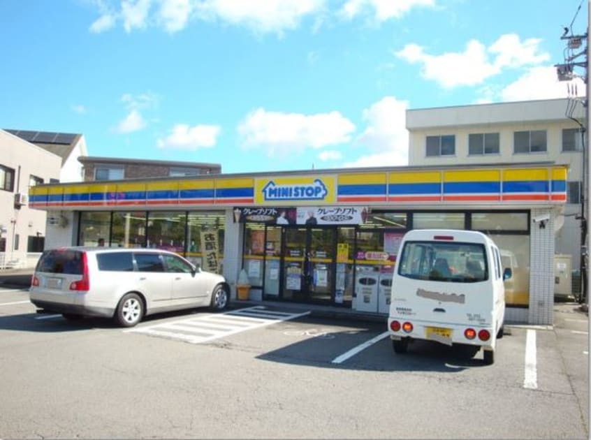 ミニストップ御殿場新橋店(コンビニ)まで198m※ミニストップ御殿場新橋店 グリーンメゾン新堀
