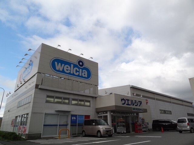 ウエルシア御殿場東田中店(ドラッグストア)まで403m※ウエルシア御殿場東田中店 御殿場線（静岡県内）/御殿場駅 バス4分東田中2丁目下車:停歩8分 1階 築31年