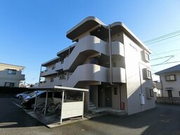 3階建ての1ＤＫ物件です。