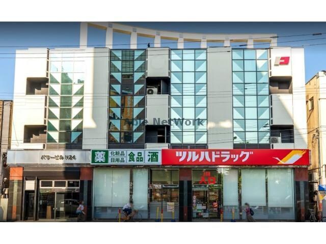 ツルハドラッグ北24条中央店(ドラッグストア)まで380m ブルーベル北22