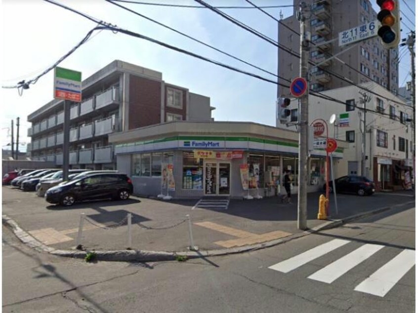 ファミリーマート札幌北11条東6丁目店(コンビニ)まで153m オカップN