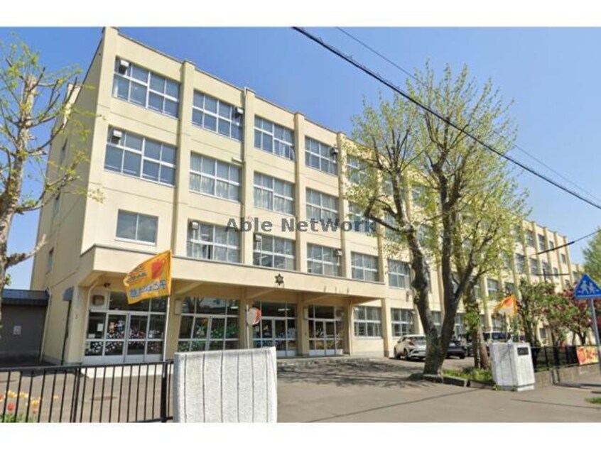 札幌市立美香保小学校(小学校)まで180m LOrange　オランジュ