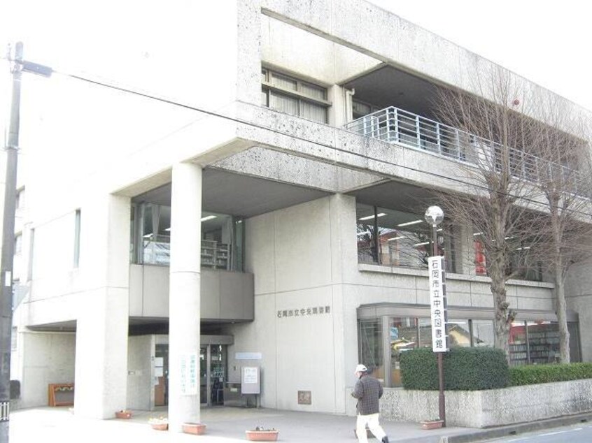 石岡市立中央図書館まで1400m ブロッサム松山　Ｎ館