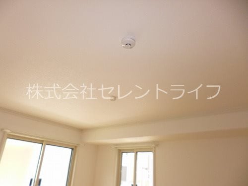 洋室火災報知器・シーリングライ リレア学園南