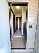 玄関を開けるとコンパクトながら収納力のある下駄箱です。 Satis（サティス）