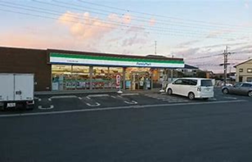 ﾌｧﾐﾘｰﾏｰﾄ つくば谷田部中央店(コンビニ)まで1707m フローレンスつくばＢ