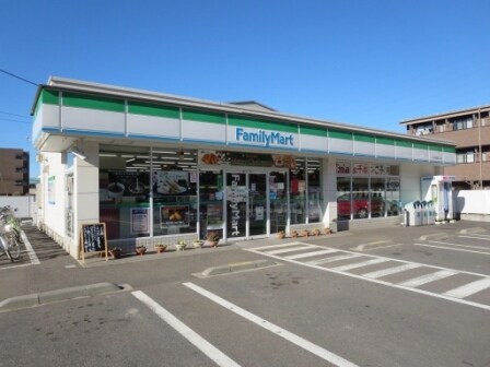 ファミリーマートまで120m クレアール春日Ｂ