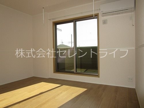 洋室8.9帖（エアコン・室内物干し付き） KK Hills III