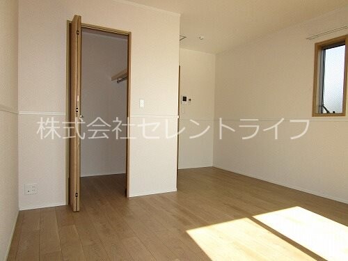 洋室8.9帖（ウォークインクローゼット付き） KK Hills III