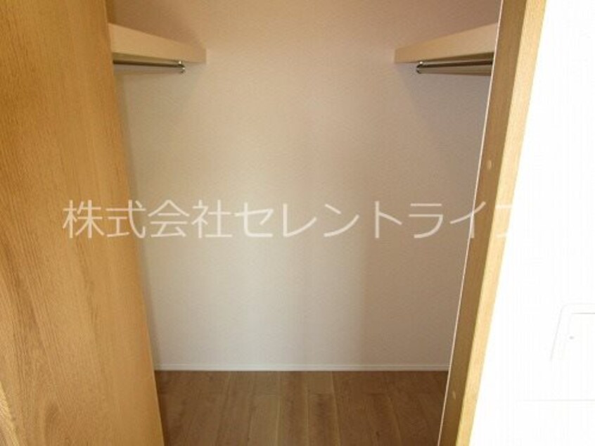 ウォークインクローゼット内部 KK Hills III