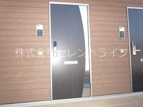 玄関前 KK Hills III