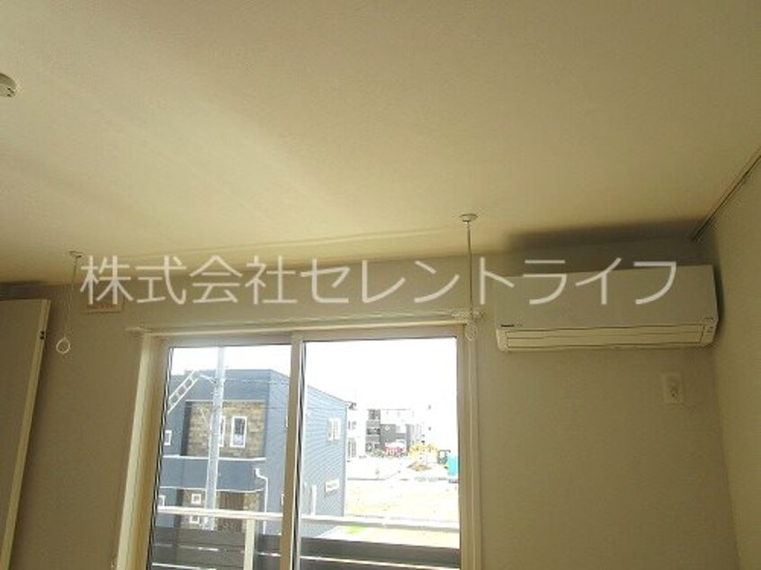 2階南側洋室室内物干し・エアコン ドムス学園の森