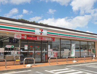セブンイレブン つくば万博記念公園駅西店(コンビニ)まで708m アヴニ－ル　II