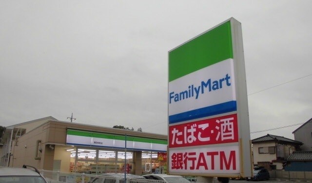 ファミリーマート上花輪店まで300m オーチャードＤ