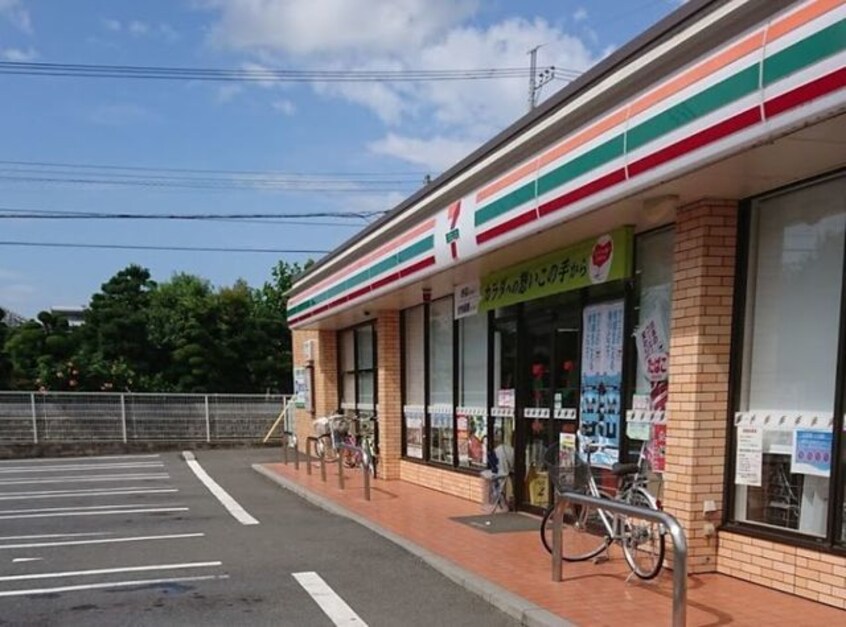 セブン・イレブン岩名２丁目店まで750m ローレル（Ｌａｕｒｅｌ）