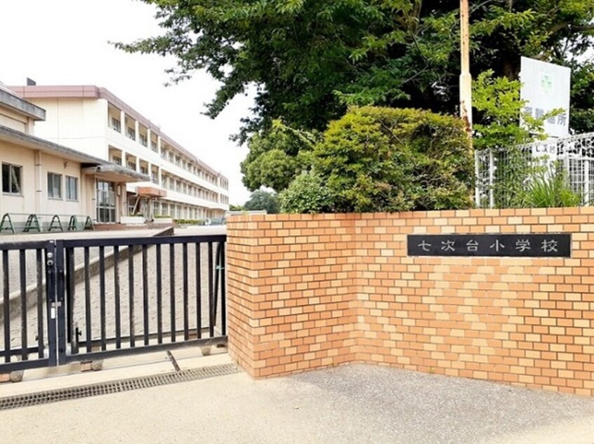 七次台小学校まで1600m カーサ　モデラート