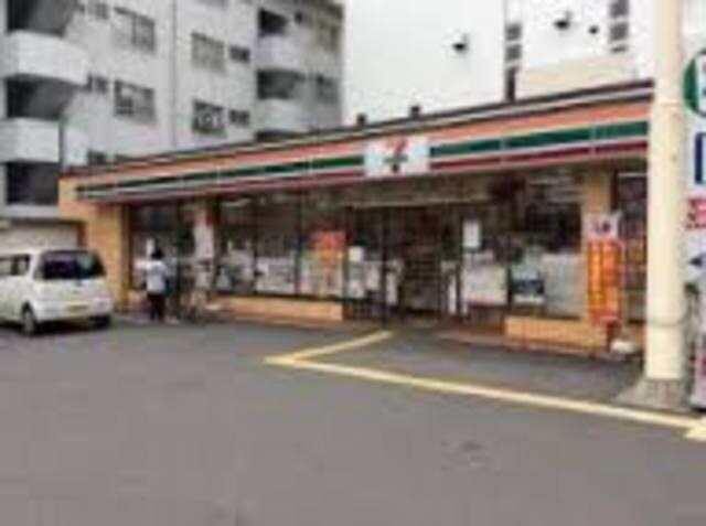 セブンイレブン吹田片山1丁目店(コンビニ)まで177m※セブンイレブン吹田片山1丁目店 ロイヤルクイーンズパーク吹田片山町