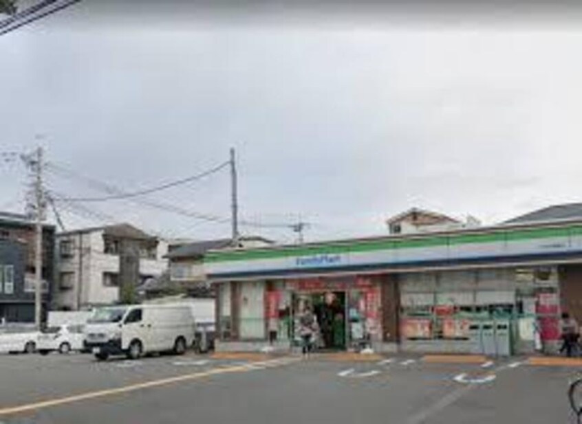 ファミリーマート茨木中穂積店(コンビニ)まで381m※ファミリーマート茨木中穂積店 クレッシェンドⅤ