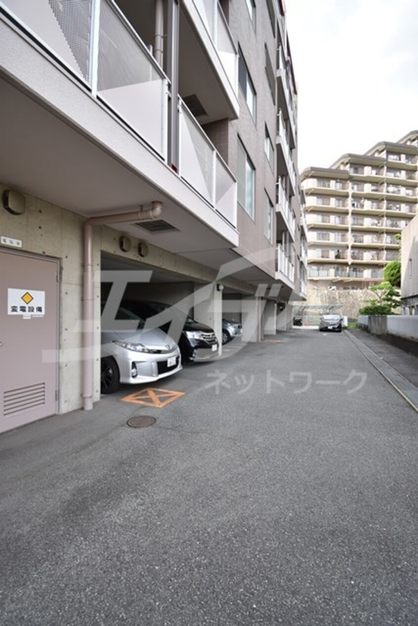  イーストヴィレッジ宮の前