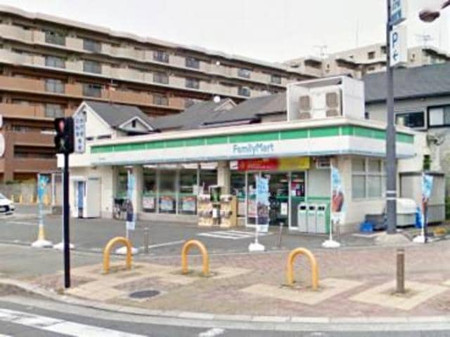 ファミリーマート摂津三島店(コンビニ)まで435m※ファミリーマート摂津三島店 ドミールシャルマン
