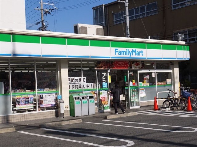 ファミリーマート茨木中央通店(コンビニ)まで117m※ファミリーマート茨木中央通店 東海道本線<琵琶湖線・JR京都線>/茨木駅 徒歩7分 2階 築4年