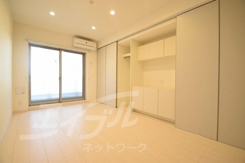 別角度から洋室を撮ってみました。家具の配置もしやすそう リブリ・岸辺・OSAKA