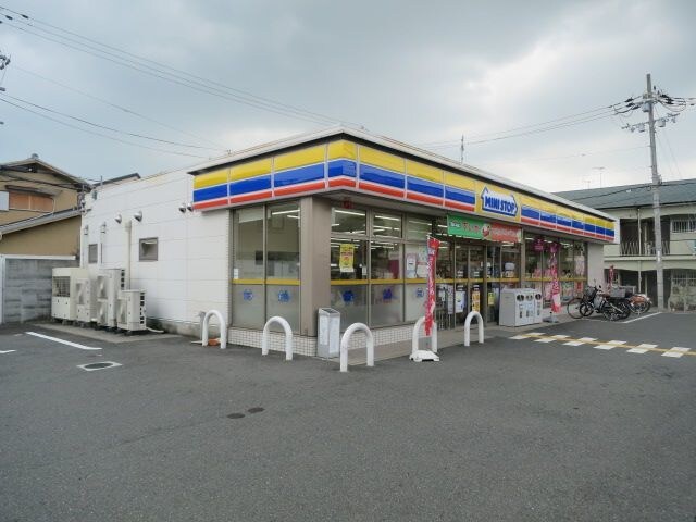 ミニストップ茨木春日店(コンビニ)まで381m※ミニストップ茨木春日店 シャーメゾン春日