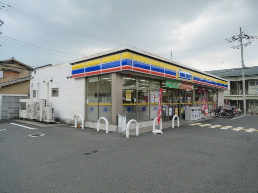 ミニストップ茨木春日店(コンビニ)まで381m※ミニストップ茨木春日店 シャーメゾン春日