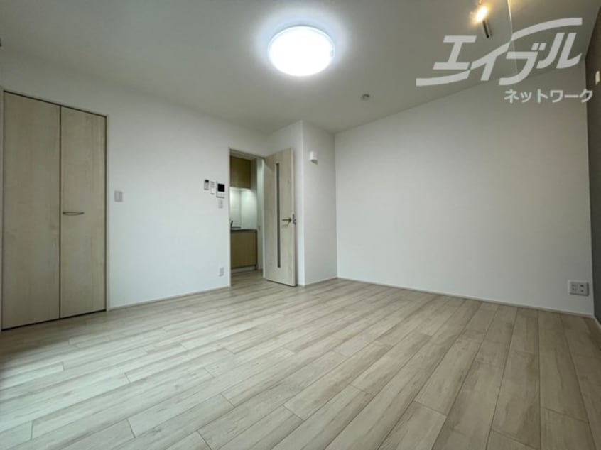 別角度から洋室を撮ってみました。家具の配置もしやすそう。 フジパレス東正雀