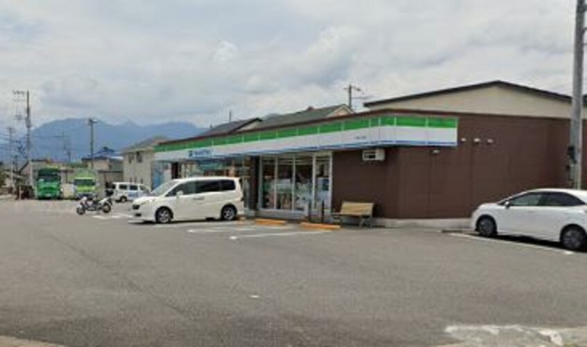 ﾌｧﾐﾘｰﾏｰﾄ 甲府上町店(コンビニ)まで684m シルバーハイム増坪