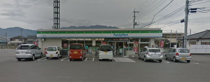 ﾌｧﾐﾘｰﾏｰﾄ 田富東花輪店(コンビニ)まで711m レオパレスレクエルド