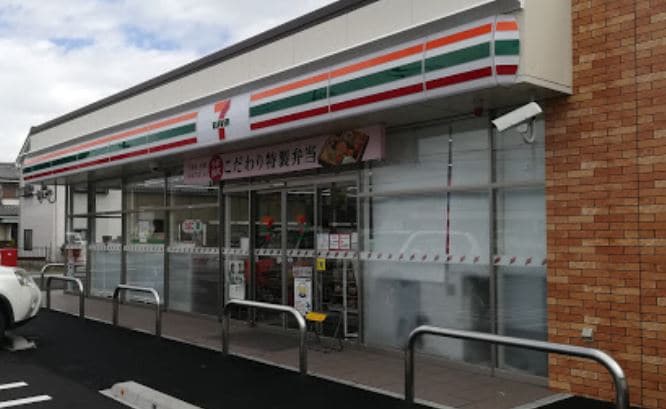 ｾﾌﾞﾝｲﾚﾌﾞﾝ 中央市布施店(コンビニ)まで706m ヴィラ小井川