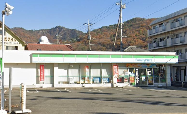 ﾌｧﾐﾘｰﾏｰﾄ 甲府千塚店(コンビニ)まで1053m シティハイム　アスティ石橋