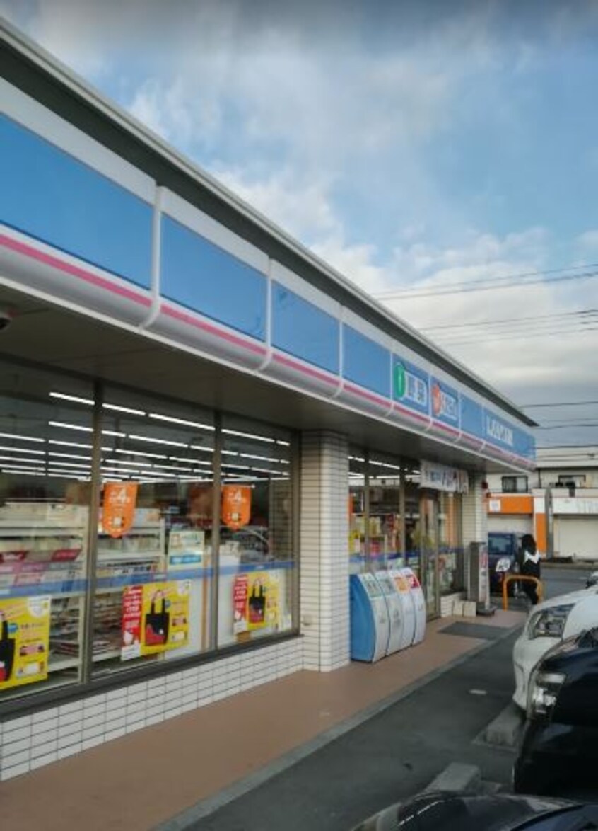 ﾛｰｿﾝ 甲斐西八幡店(コンビニ)まで586m ドヌールフローレ