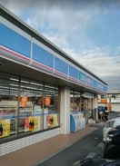 ﾛｰｿﾝ 甲斐西八幡店(コンビニ)まで587m アーグラスＡ