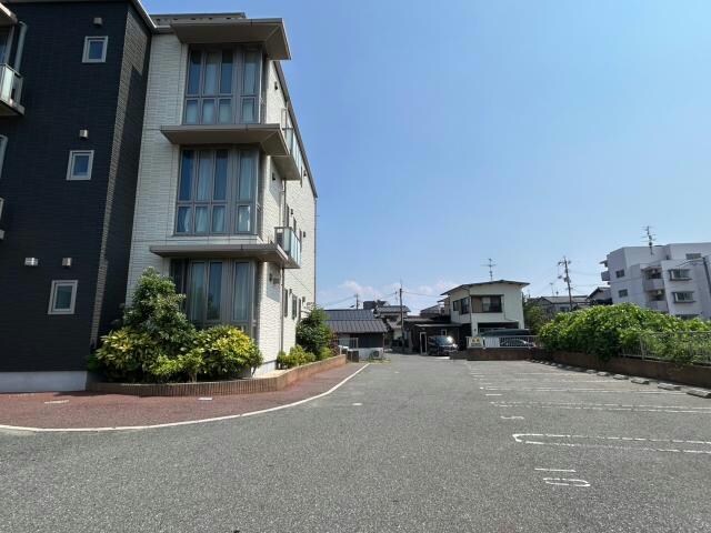  シャーメゾン　アイシス