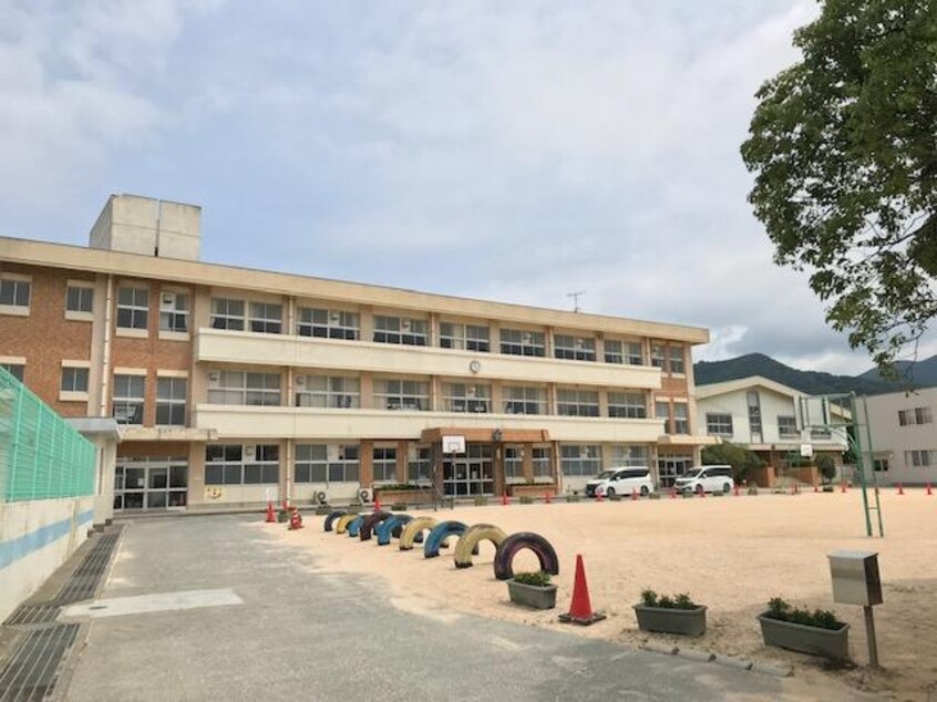 下関市立安岡小学校(小学校)まで582m ラファエル