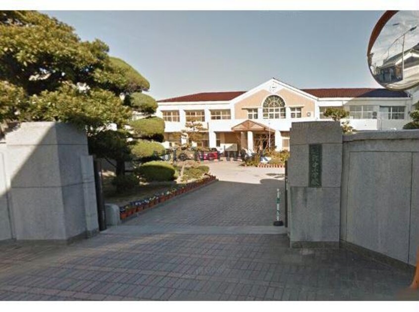 伊予市立郡中小学校(小学校)まで1387m Dog・wood・Roco