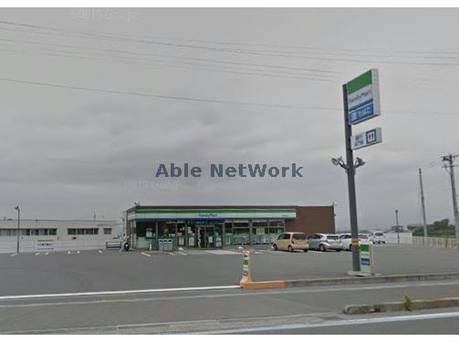ファミリーマート伊予上野店(コンビニ)まで684m サンガーデン堤