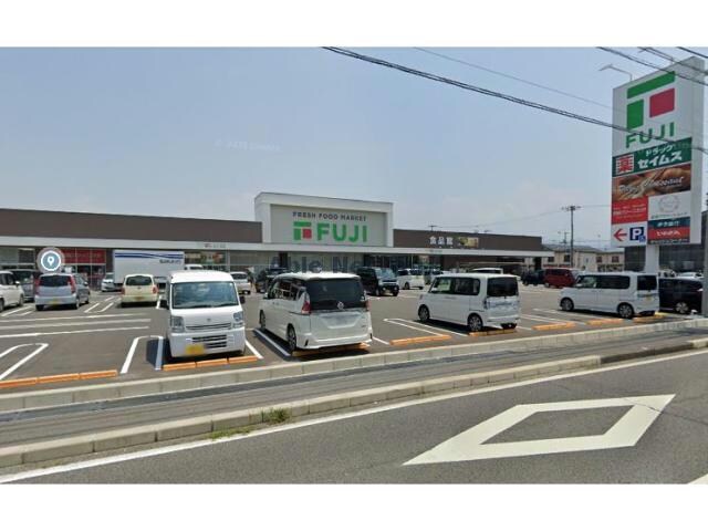 マルヨシセンター伊予店(スーパー)まで751m ハナ・コート
