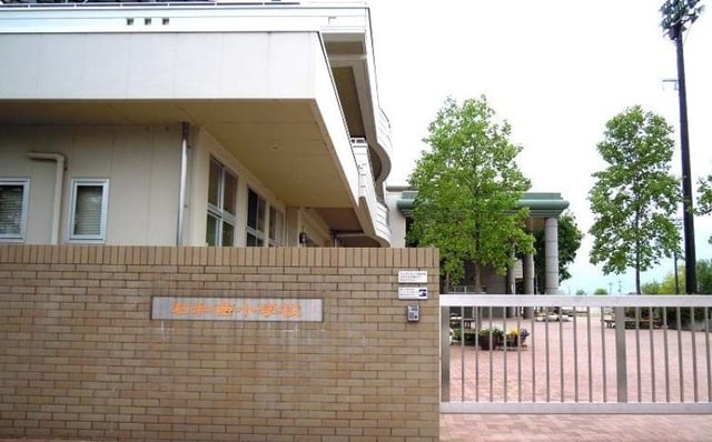 笛吹市立石和西小学校まで650m カーサ　フェリオ　Ｂ