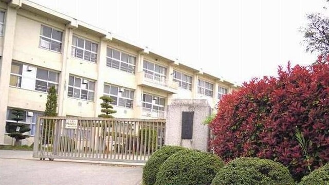 笛吹市立石和中学校まで550m ラ・フォレ・トキワＢ