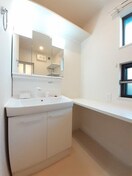 忙しい朝には欠かせない洗面所です シャンド・フルール　Ｙ