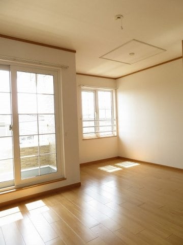 こちらのリビングで趣味の時間をお楽しみください アランチェート