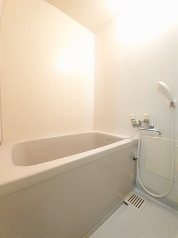 落ち着いた空間のお風呂です シュピーレン空港通Ｂ