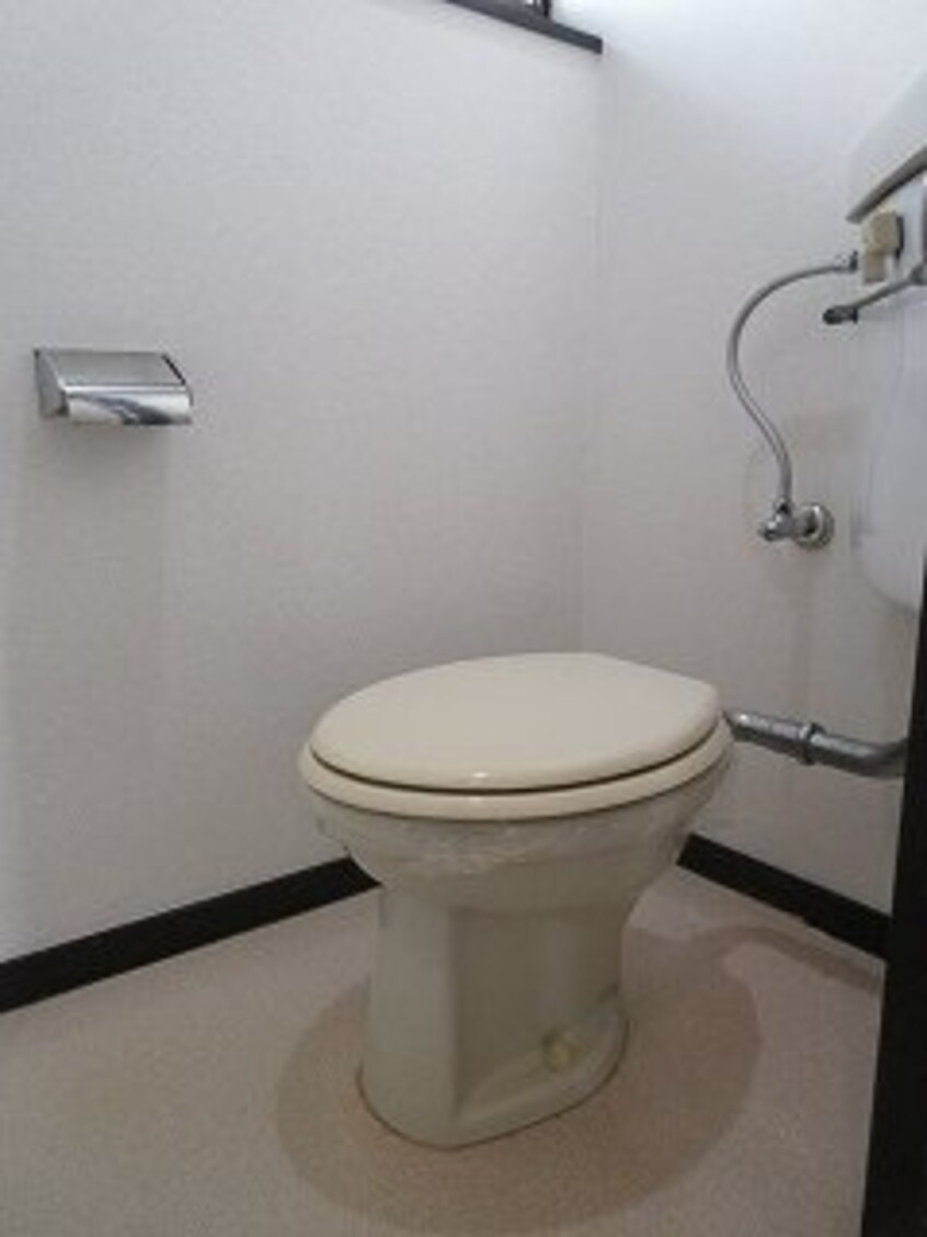 ゆったりとした空間のトイレです コーポ丹下