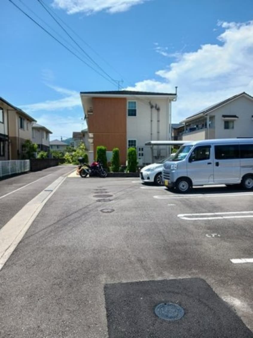 駐車場があるので、車を買う予定の方も安心です フロイデ北斎院